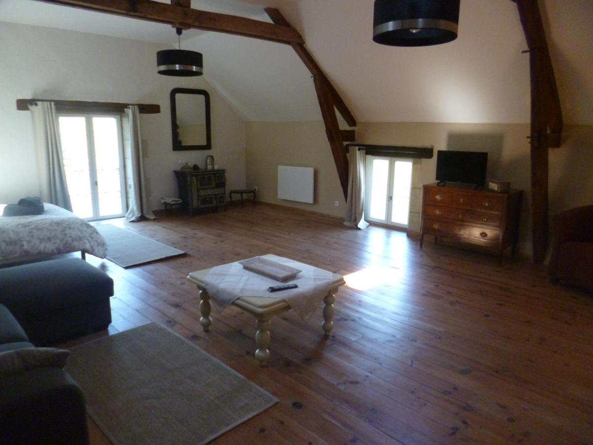 Le Moulin De Cors Bed & Breakfast Oulches Bagian luar foto