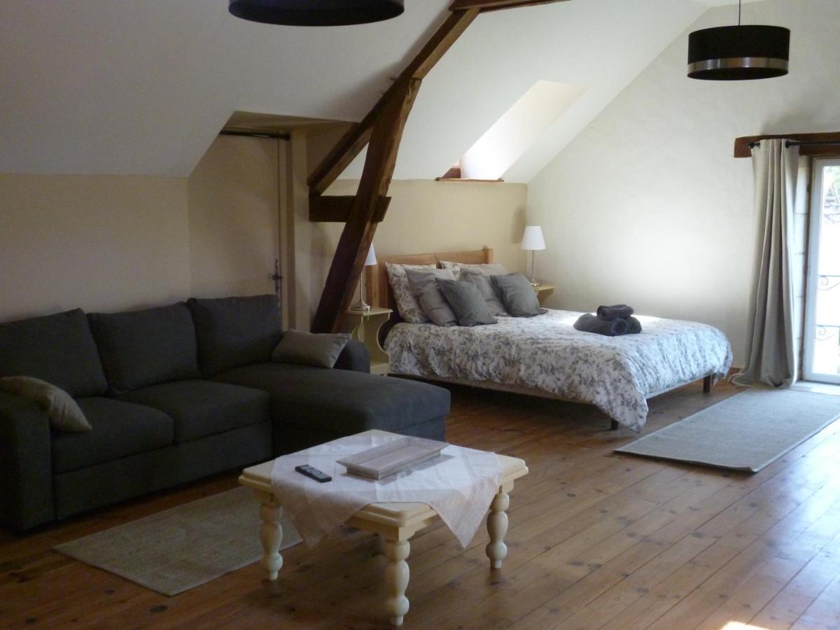 Le Moulin De Cors Bed & Breakfast Oulches Bagian luar foto