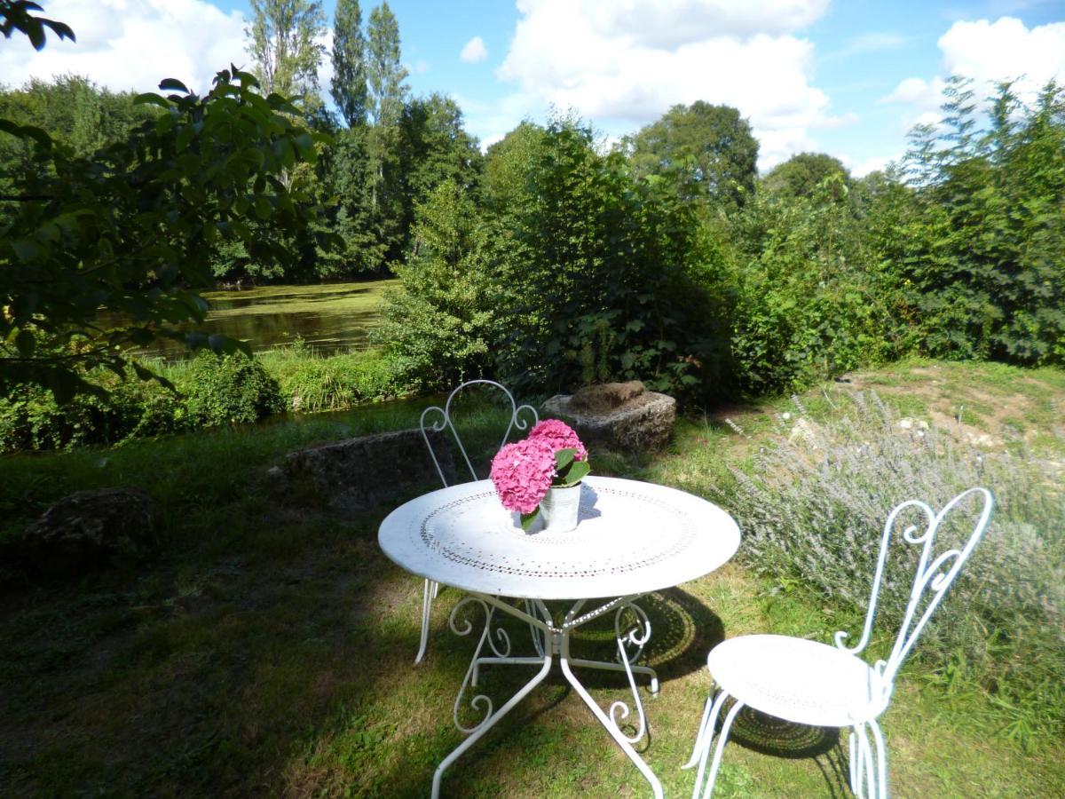 Le Moulin De Cors Bed & Breakfast Oulches Bagian luar foto