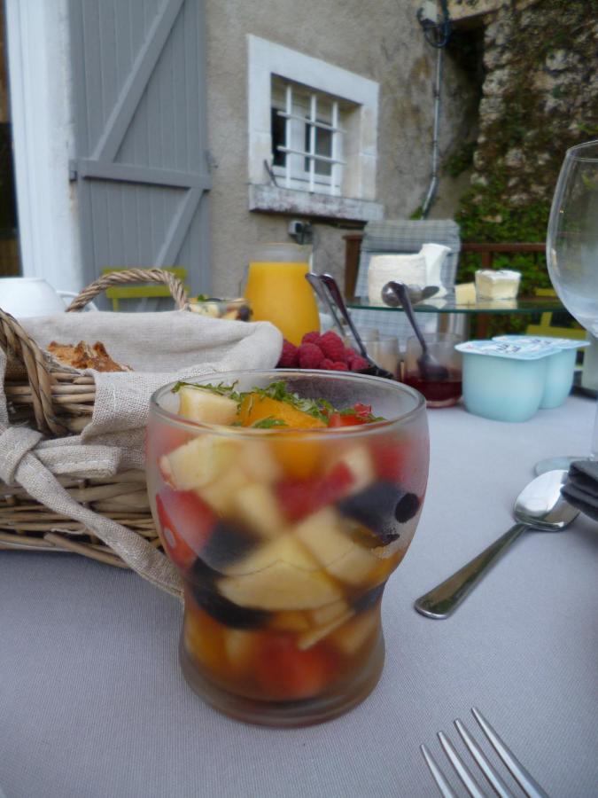 Le Moulin De Cors Bed & Breakfast Oulches Bagian luar foto