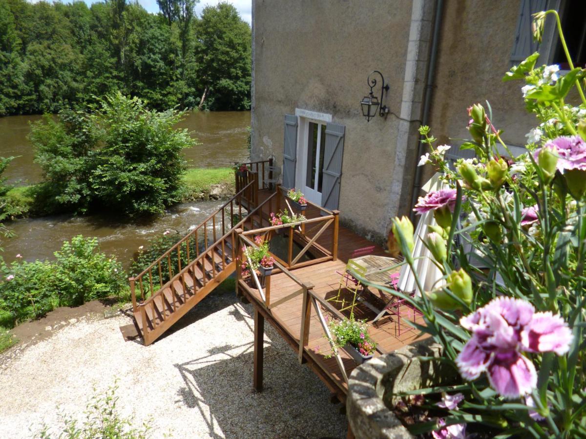 Le Moulin De Cors Bed & Breakfast Oulches Bagian luar foto