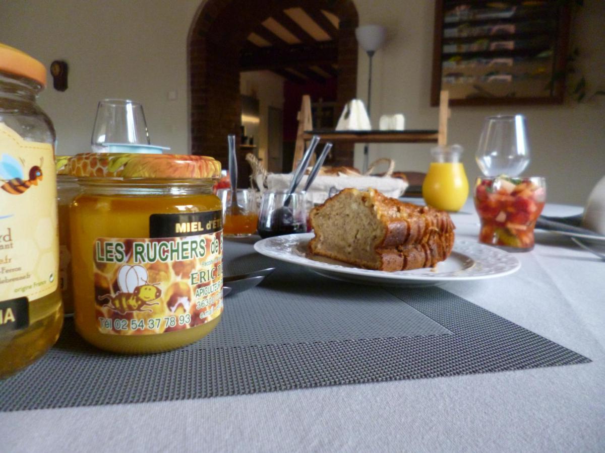Le Moulin De Cors Bed & Breakfast Oulches Bagian luar foto
