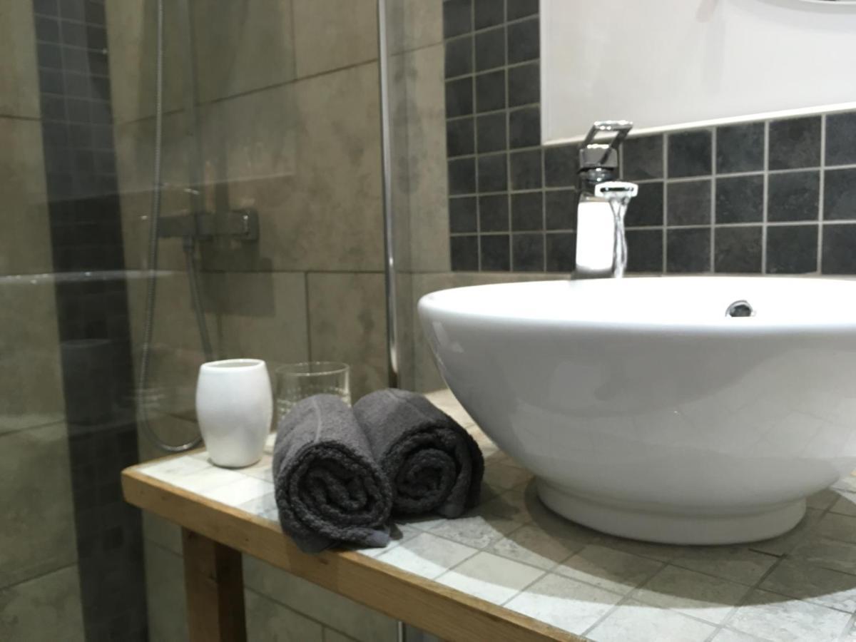 Le Moulin De Cors Bed & Breakfast Oulches Bagian luar foto